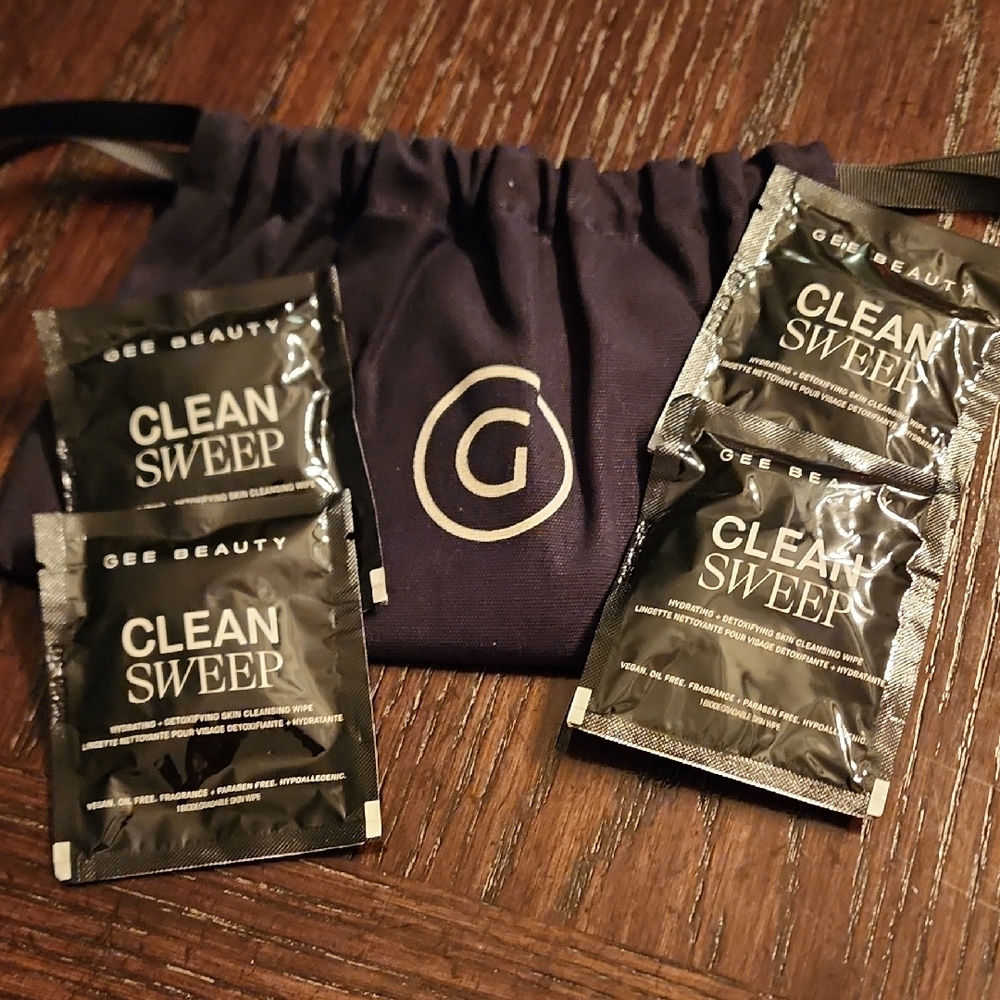 NWOT Gee Beauty Clean Sweep Wipes with Bag